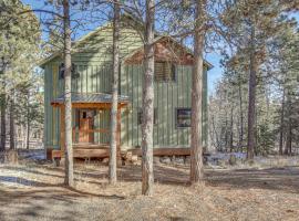 Lead Home with Pool Access 3 Mi to Terry Peak Mtn!, hotel v destinaci Lead