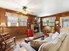 Charming Modern Cabin with Hiking Trails and Fire Pit, hotel in Blowing Rock
