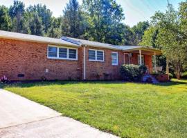 Lake Norman Getaway with 4 Beds, hotel a Catawba