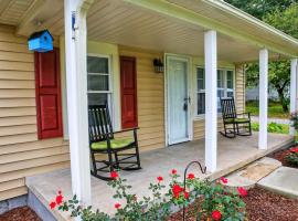 Parkside Retreat 3 Beds and Porch, pet-friendly hotel in Mount Holly