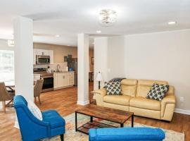 Farm Lodge with Beautiful Open Floor Plan, hotel in Lincolnton