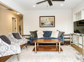 Three Bedroom Outdoorsy Escape in Huntersville, holiday home in Huntersville