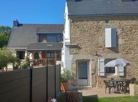 Maison de campagne au calme, hotel com estacionamento em Molac