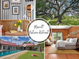 Merritt Nature Retreat، كوخ في Spicewood