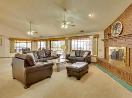 Spacious California Oasis Patio, Fireplace and Pool, holiday home in Apple Valley