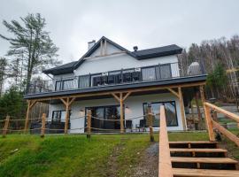 Le Chalet Saint-Cerf - Ski, Waterfront and Spa, cottage in Saint Come