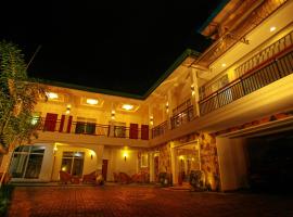 Hotel Travellers Nest Kandy: Kandy şehrinde bir otel
