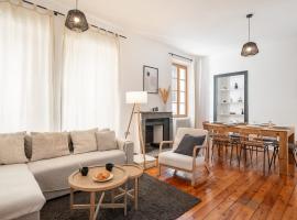 Appartement spacieux et chaleureux coeur de ville, location de vacances à Chambéry