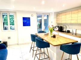 Bel Appartement terrasse privée à 5 minutes du métro, Hotel in Romainville