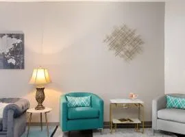 DT Charm Apt with Pool,Gym,Wine,WKSpace, Free Parking