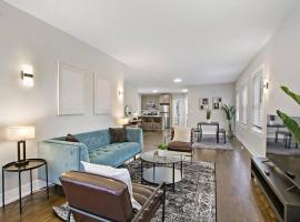 Charming & Spacious 2BR Apartment in Chicago - Hartrey 3S: Evanston şehrinde bir daire