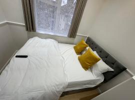 3rd Studio Flat With Private Toilet and Bathroom Setup For Family Enjoyment 134 Keedonwood Road Bromley, hotel v destinaci Bromley