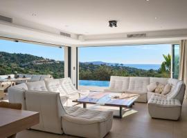 La villa des Mouettes - Piscine suspendue - Vue mer, hotel i Cavalaire-sur-Mer