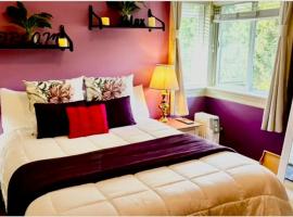 Spacious & Comfortable, Private Queen Room & Bath in West Cloverdale, homestay in Surrey