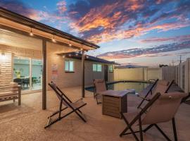 New-5 Star Sunset Views l Amazing Pool -Short & Long stays l GCU, villa in Phoenix
