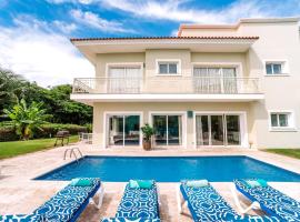 Special offer! Villa Bueno with private pool&beach: Punta Cana'da bir tatil köyü