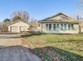 Lakefront Aitkin Home with Sunroom and Fireplace!, casă de vacanță din Garrison