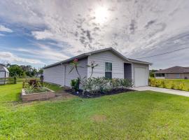 Single-Story Fort Myers Home Near Canal and Trails!, hotel dengan parkir di Lehigh Acres