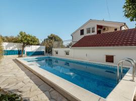 Nice Apartment In Herceg Novi With Outdoor Swimming Pool, hotel cu parcare din Herceg-Novi