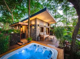 Luxury Jungle Experience in a TinyHouse + Jacuzzi. 7min from the beach!, cabaña o casa de campo en Playa Ostional