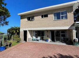 Swanson-Waitakere Stay in Scenic Sunrise, hotel with parking in Auckland