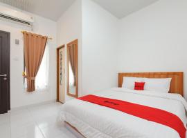 RedDoorz Plus Syariah near Mall Boemi Kedaton Lampung، فندق في Kedaton