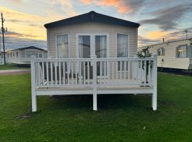 Bayview Bliss - Luxury Holiday Caravan - Northumberland, pet-friendly hotel in Newbiggin-by-the-Sea