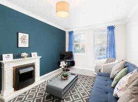 NEWLY RENOVATED, Chestnut Court, 2-Bedroom Apts, Private Parking, Fast Wi-Fi, apartment sa Leamington Spa