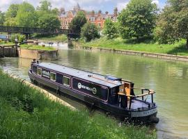 Beautiful New Moon Narrowboat، فندق في كامبريدج