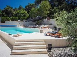 Villa VOGUE with pool 300m from the beach near Pula