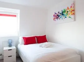 Caribou Suite-Bright & Spacious 2-Bed, Gated Parking, Close to City & Hospital