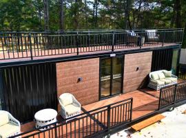 Contained Opulence 718, hótel í Lithonia