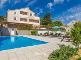 House MIRABELLE with Pool, hotel in Nerezine