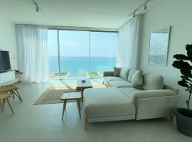 Amchit Bay Beach Residences 2BR Rooftop、ジュベイルのホテル