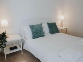 A 3 bedroom apartment with parking in central Kingsbridge, hotel in Kingsbridge
