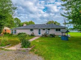 Lakeside Living - BBQ Fun, Boat Deck and Playground, villa in Lakefield