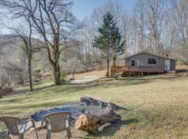 Lovely Smoky Mountain Cottage with Deck and Views!, chalupa v destinaci Topton