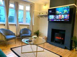 Cosy 3 bed house with FREE Parking near Kingston Thames, family hotel in Malden
