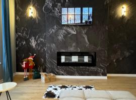 LV Luxury Apart - One minute away from train station, hotel v mestu Predeal