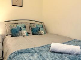 Lovely Town house Room 1, cheap hotel in Parkside