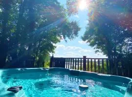 Fieldfare Lodge with Hot-tub