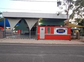 KW Caravan Park & Cabin Stay, hotel v destinaci Kampong Parit Tengah