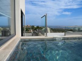 Lux Sea&Country Views with Pool, huoneisto kohteessa Mellieħa