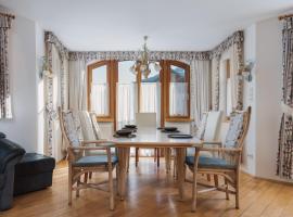 Alpenvilla Large Family Apartment - by Familiaris- Pools 500 meters – hotel w mieście Valdaora