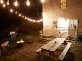 Charming farmhouse retreat w fire pit and fully stocked kitchen – willa w mieście Medusa