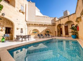 4 Bedroom Farmhouse with Large Private Pool, hotel v mestu Xewkija
