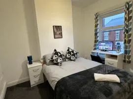 Lovely Town house Room 2