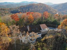 Hot Tub, Arcade & Casino! Blue Ridge Mtn Mansion, hotel i Blairsville