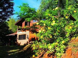 Sobrado flor da laranjeira, hotel with parking in Sapiranga