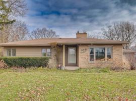 Cozy Lisle Home with Fenced Backyard Pets Welcome!, cottage di Lisle